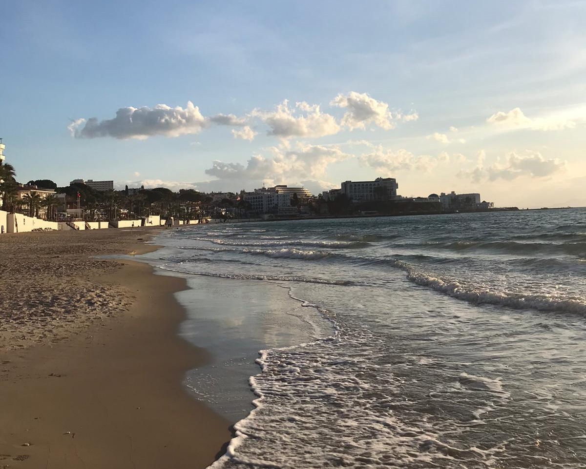 ساحل بانوان کوش‌آداسی با شن نرم و آب کم‌عمق